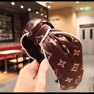 Hair assessors headband